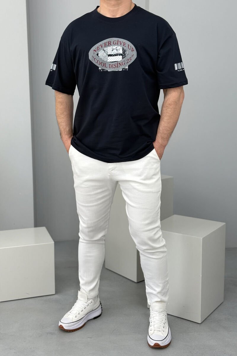 T-SHIRT NJË NGJYRËSH ME DIZAJN PËR MESHKUJ NË NGJYRËN BLU E ERRËT - 4