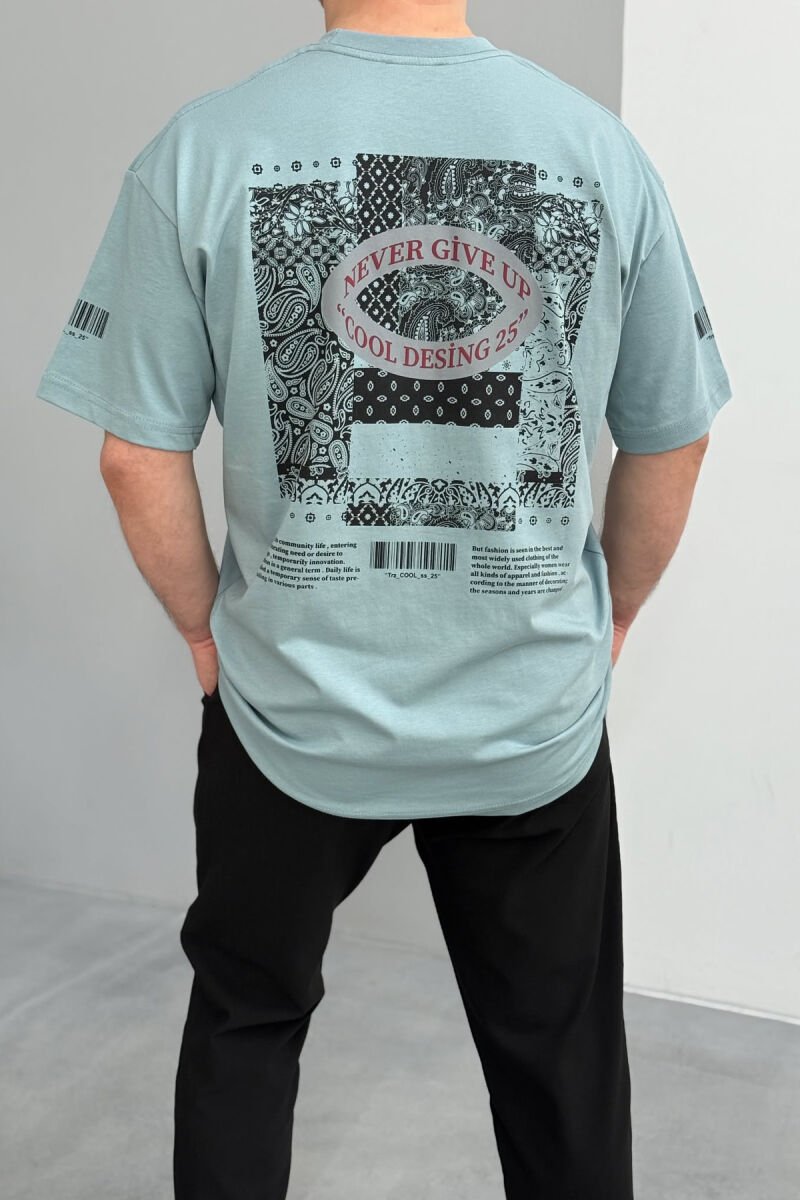 T-SHIRT NJË NGJYRËSH ME DIZAJN PËR MESHKUJ NË NGJYRËN BLU E ZBARDHUR - 3