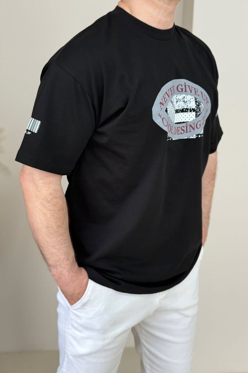 T-SHIRT NJË NGJYRËSH ME DIZAJN PËR MESHKUJ NË NGJYRËN E ZEZË - 1