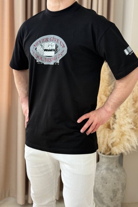 T-SHIRT NJË NGJYRËSH ME DIZAJN PËR MESHKUJ NË NGJYRËN E ZEZË - 4
