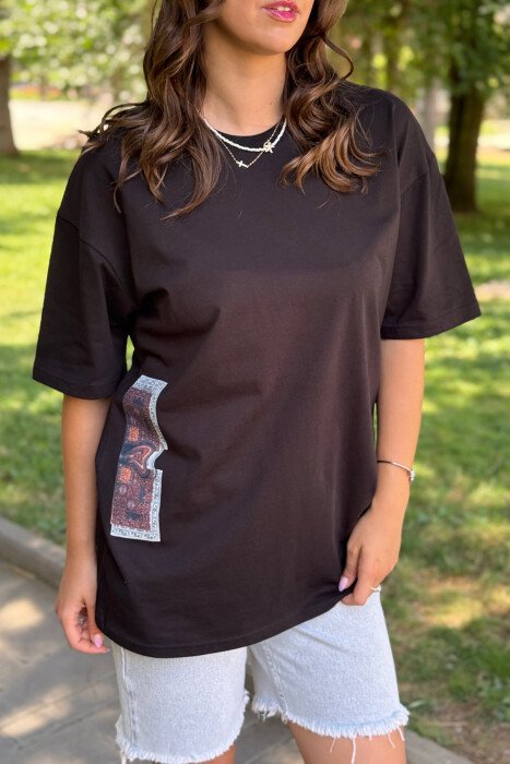 T-SHIRT NJË NGJYRËSH ME DIZAJN PËR FEMRA NË NGJYRËN E ZEZË - 2