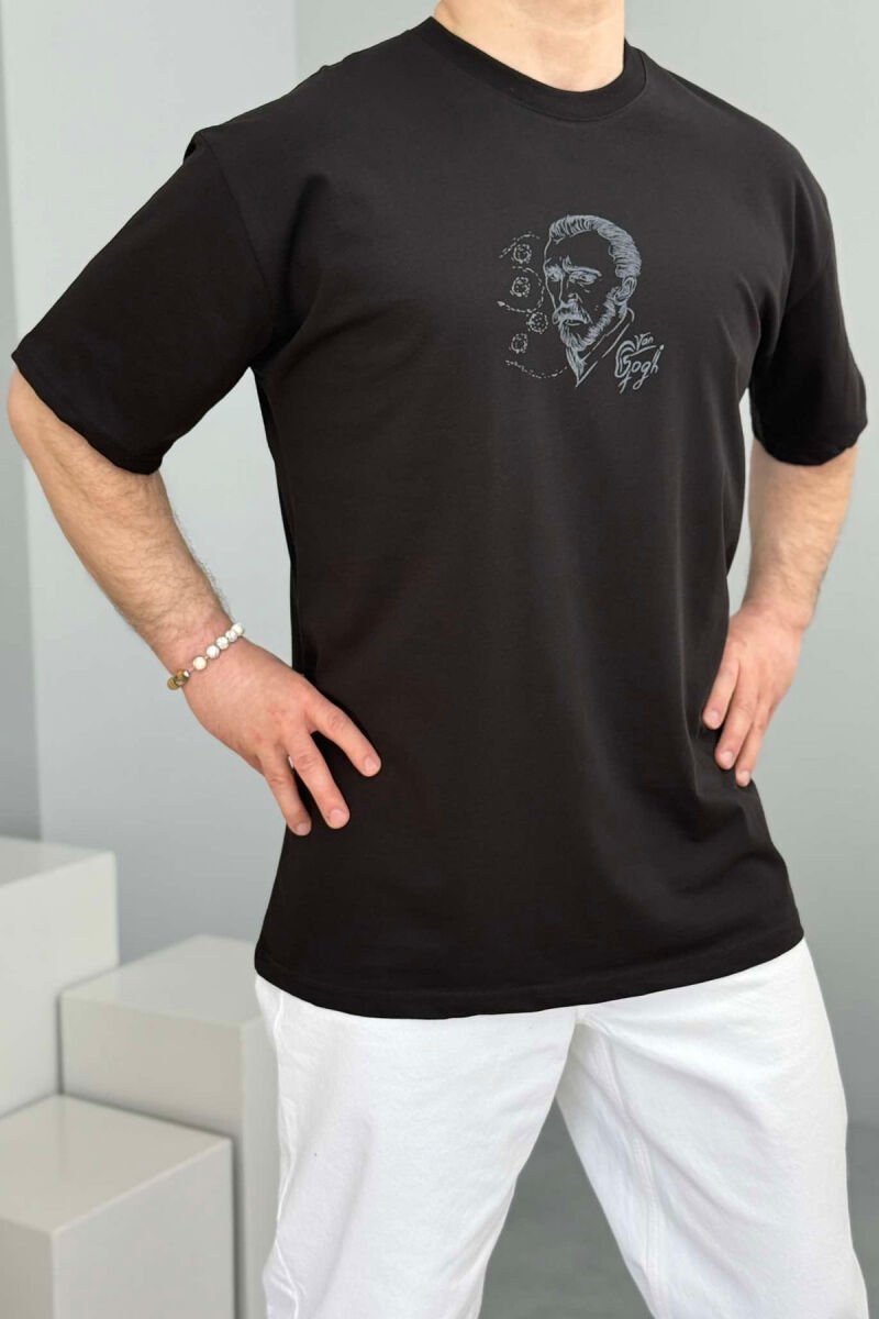 T-SHIRT NJË NGJYRËSH ME DIZAJN PËR MESHKUJ NË NGJYRËN E ZEZË - 1