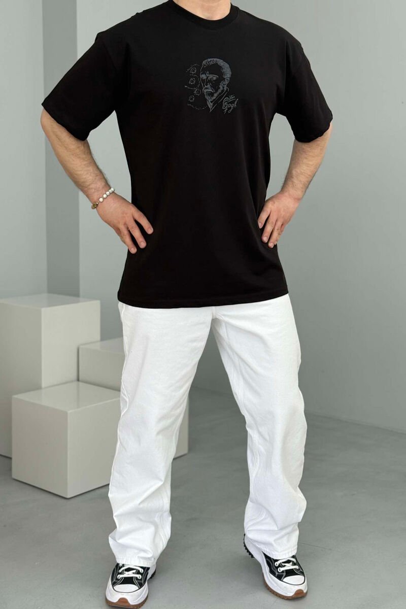 T-SHIRT NJË NGJYRËSH ME DIZAJN PËR MESHKUJ NË NGJYRËN E ZEZË - 2