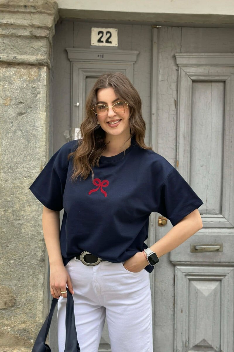 T-SHIRT NJE NGJYRESH ME DIZAJNIN E FJONGOS PER FEMRA NE NGJYRE BLU - 1