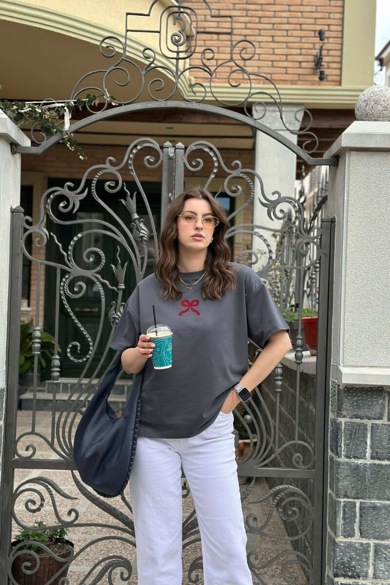 T-SHIRT NJE NGJYRESH ME DIZAJNIN E FJONGOS PER FEMRA NE NGJYRE GRI TE ERRET - 3