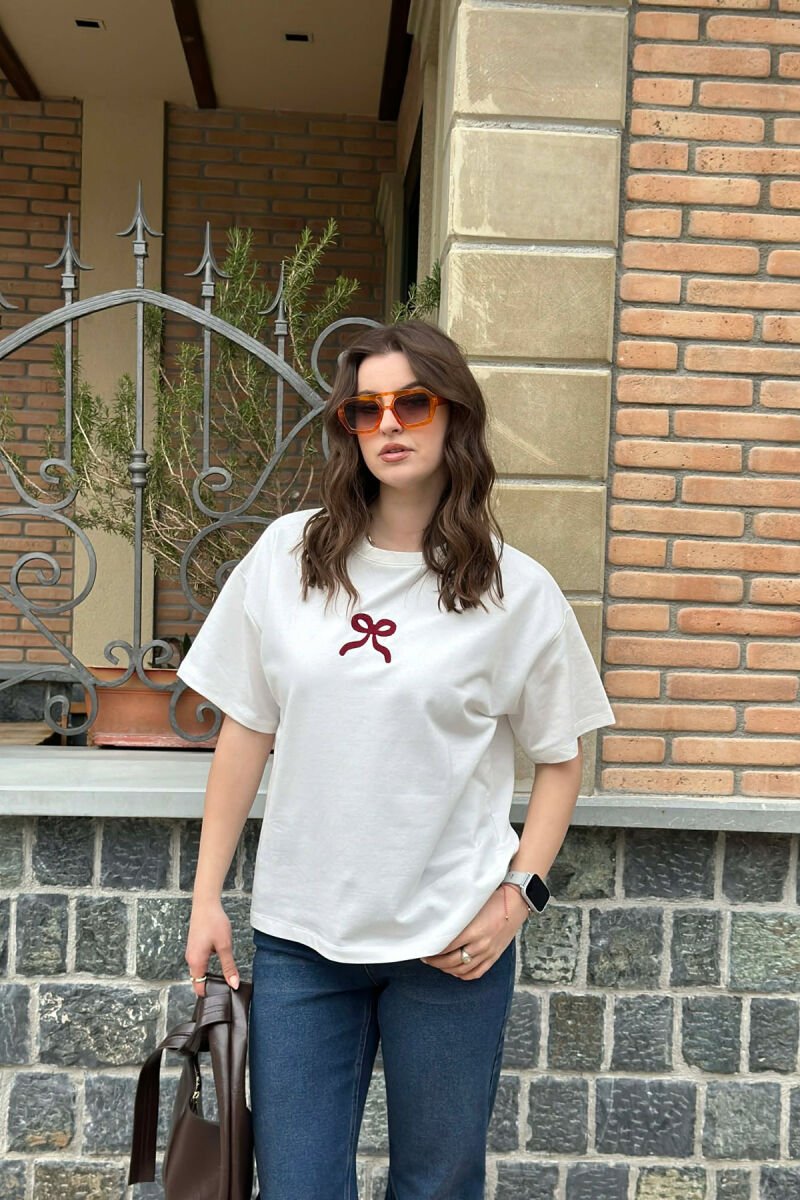 T-SHIRT NJE NGJYRESH ME DIZAJNIN E FJONGOS PER FEMRA NE NGJYRE TE BARDHE - 1