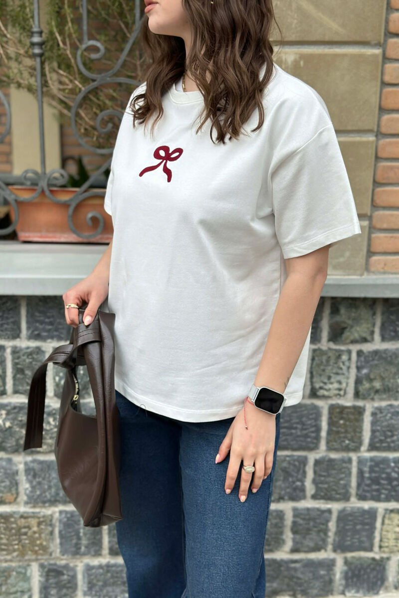 T-SHIRT NJE NGJYRESH ME DIZAJNIN E FJONGOS PER FEMRA NE NGJYRE TE BARDHE - 2