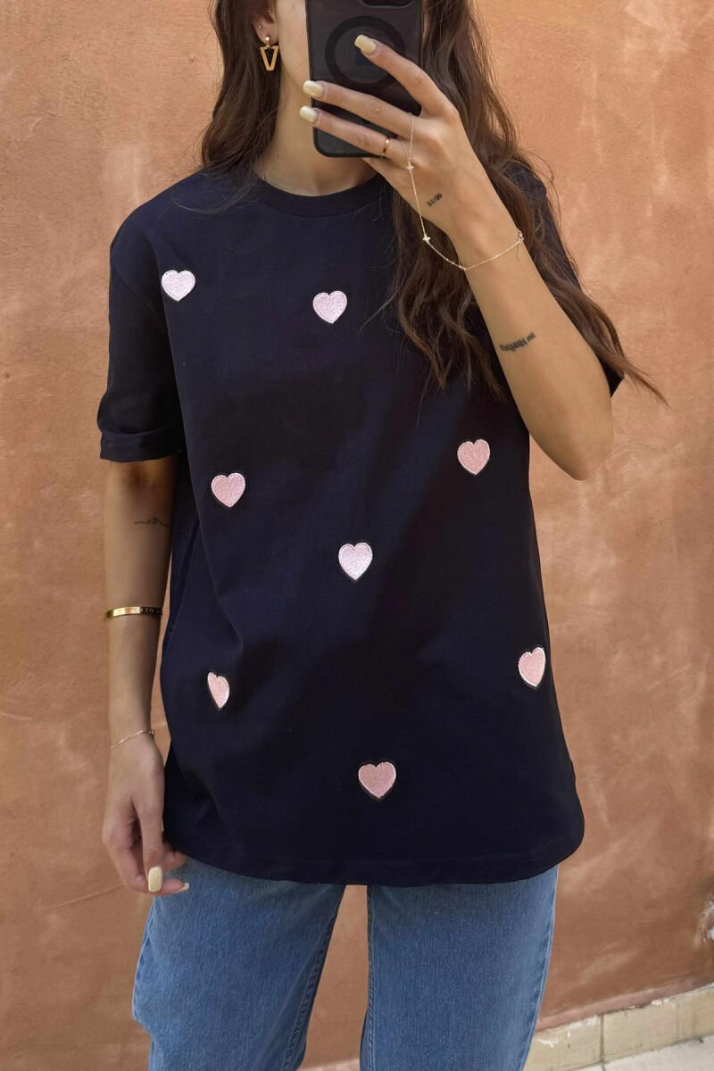T-SHIRT NJËNGJYRËSH ME DIZENJO ZEMRASH PËR FEMRA NË NGJYRËN BLU TË ERRËT - 2