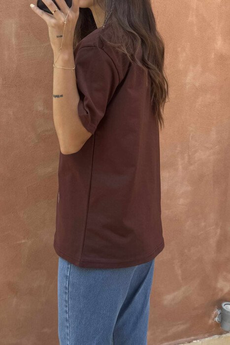 T-SHIRT NJËNGJYRËSH ME DIZENJO ZEMRASH PËR FEMRA NË NGJYRËN KAFE - 4