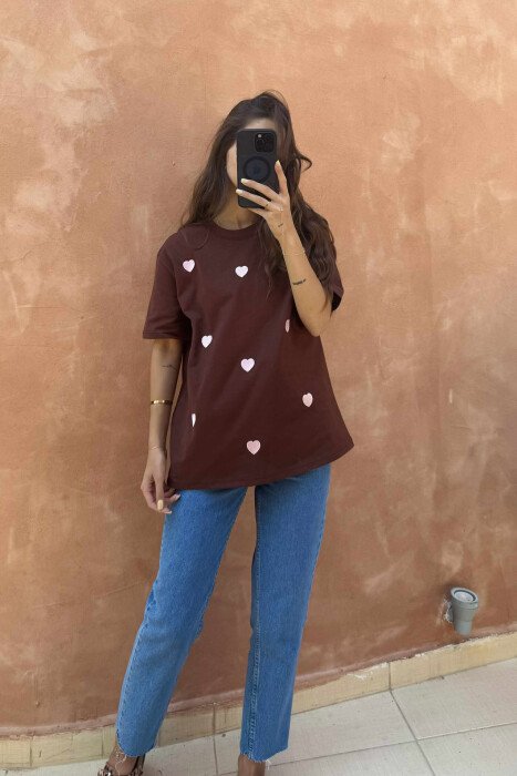 T-SHIRT NJËNGJYRËSH ME DIZENJO ZEMRASH PËR FEMRA NË NGJYRËN KAFE - 5