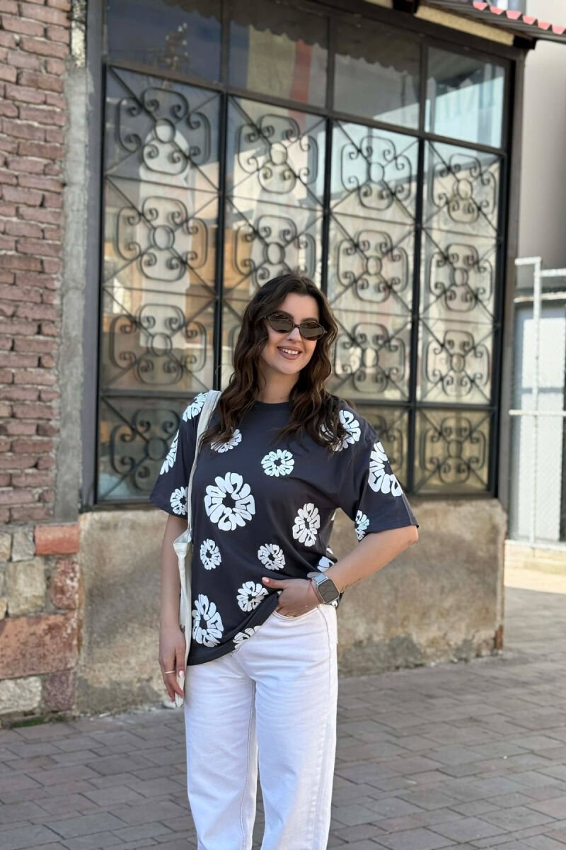 T-SHIRT NJE NGJYRESH ME DIZJAN PER FEMRA NE NGJYRE GRI TE ERRET+ 6 PALE ÇORAPE DHURATE - 1
