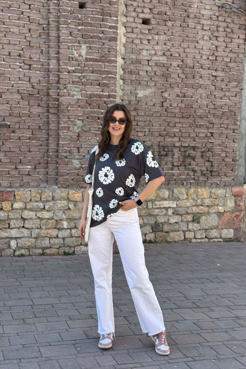 T-SHIRT NJE NGJYRESH ME DIZJAN PER FEMRA NE NGJYRE GRI TE ERRET+ 6 PALE ÇORAPE DHURATE - 5