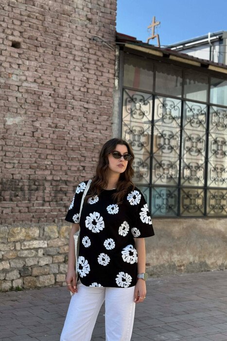 T-SHIRT NJE NGJYRESH ME DIZJAN PER FEMRA NE NGJYRE TE ZEZE + 6 PALE ÇORAPE DHURATE - 1