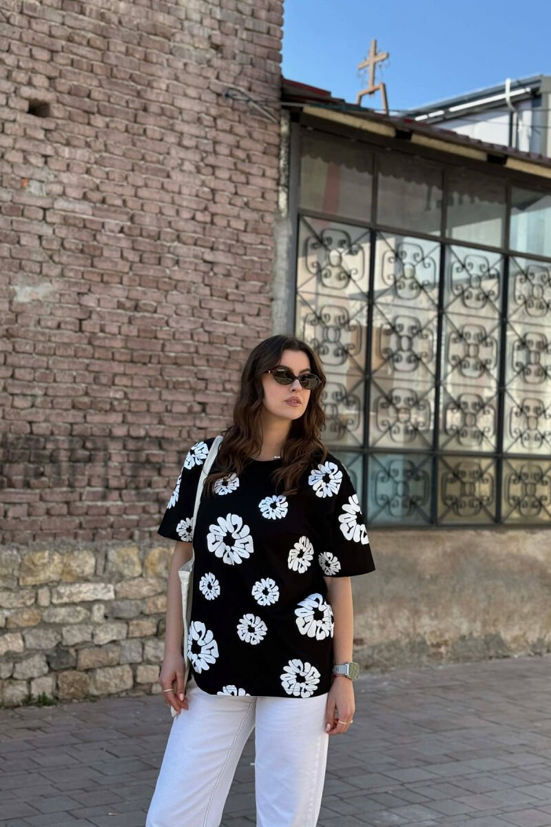 T-SHIRT NJE NGJYRESH ME DIZJAN PER FEMRA NE NGJYRE TE ZEZE + 6 PALE ÇORAPE DHURATE - 1