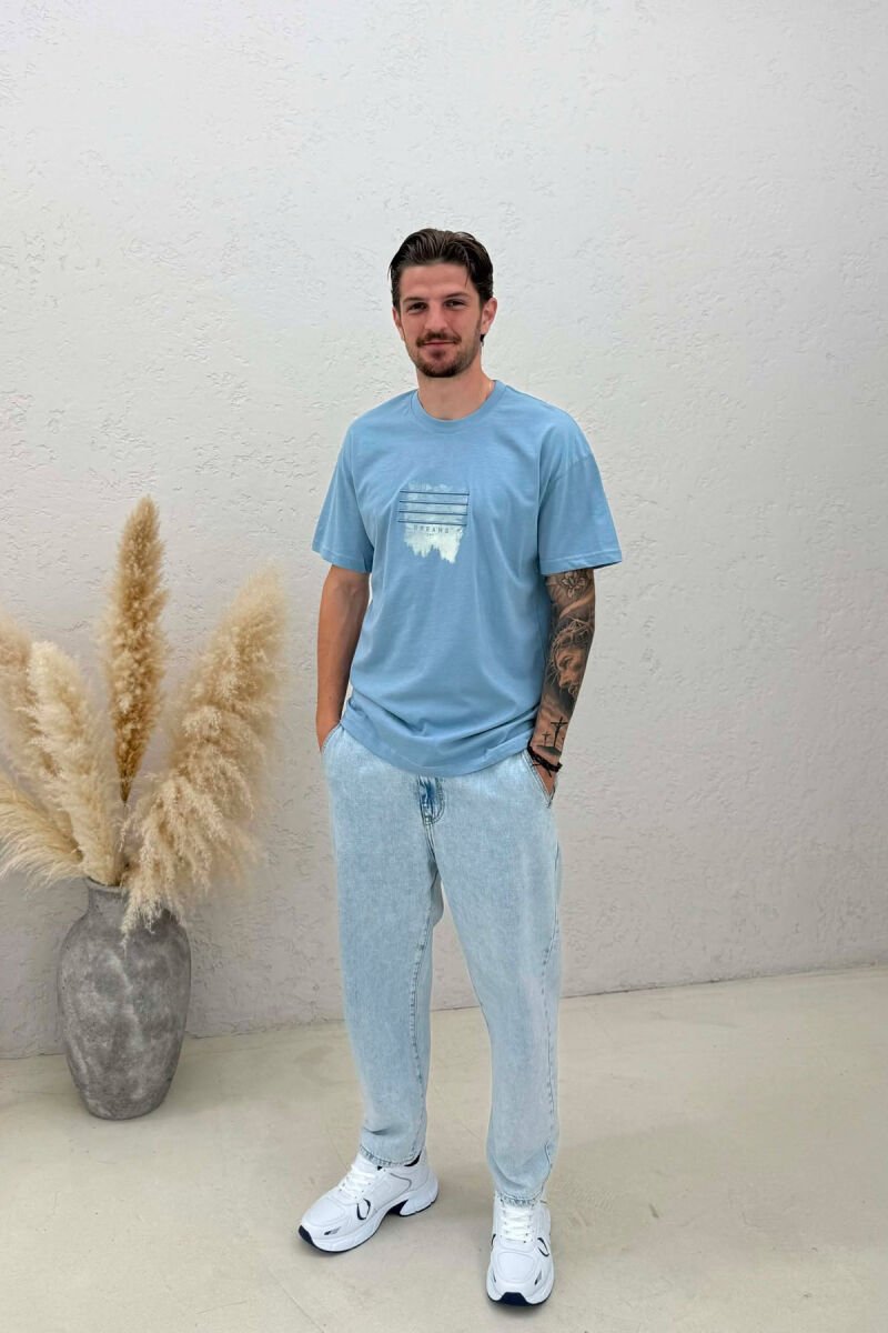 T-SHIRT NJE NGJYRESH ME IMAZH PARA PER MESHKUJ NE NGJYRE BLU TE ZBARDHUR - 3