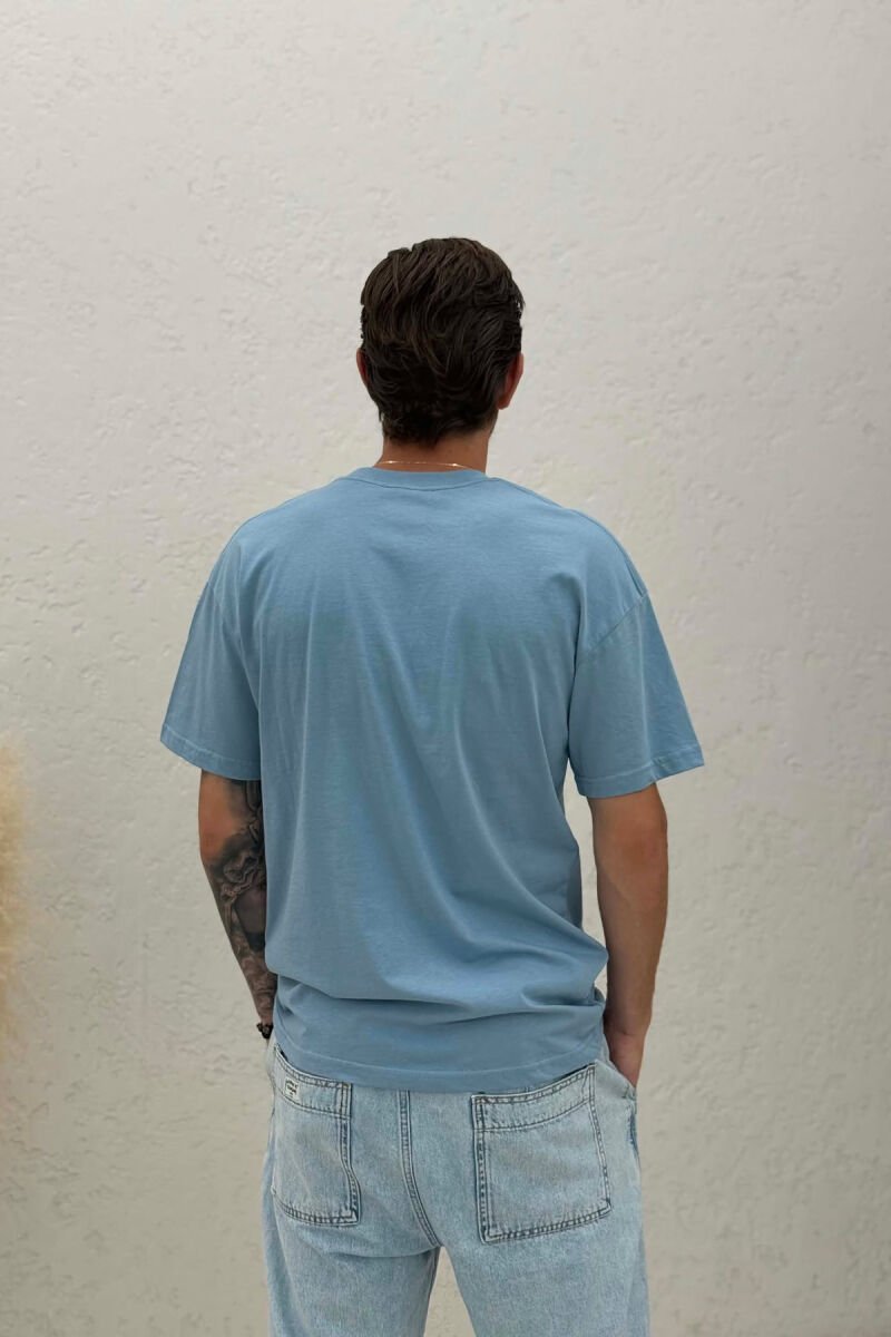 T-SHIRT NJE NGJYRESH ME IMAZH PARA PER MESHKUJ NE NGJYRE BLU TE ZBARDHUR - 4