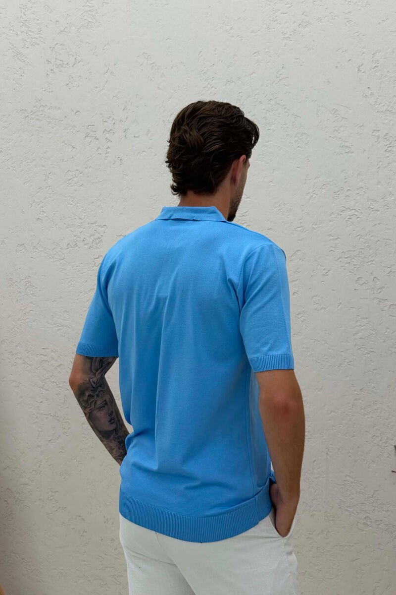 T-SHIRT NJE NGJYRESH ME JAKE ME ZINXHIR PER MESHKUJ NE NGJYRE BLU TE ZBARDHUR - 2