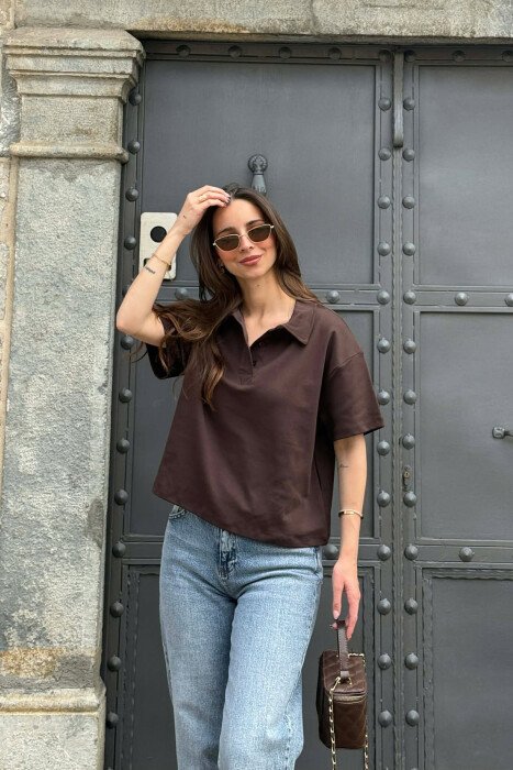 T-SHIRT NJE NGJYRESH ME JAKE POLO PER FEMRA NE NGJYRE KAFE - 2