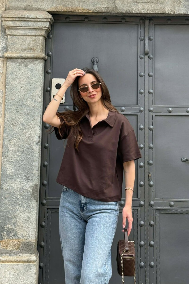 T-SHIRT NJE NGJYRESH ME JAKE POLO PER FEMRA NE NGJYRE KAFE - 2