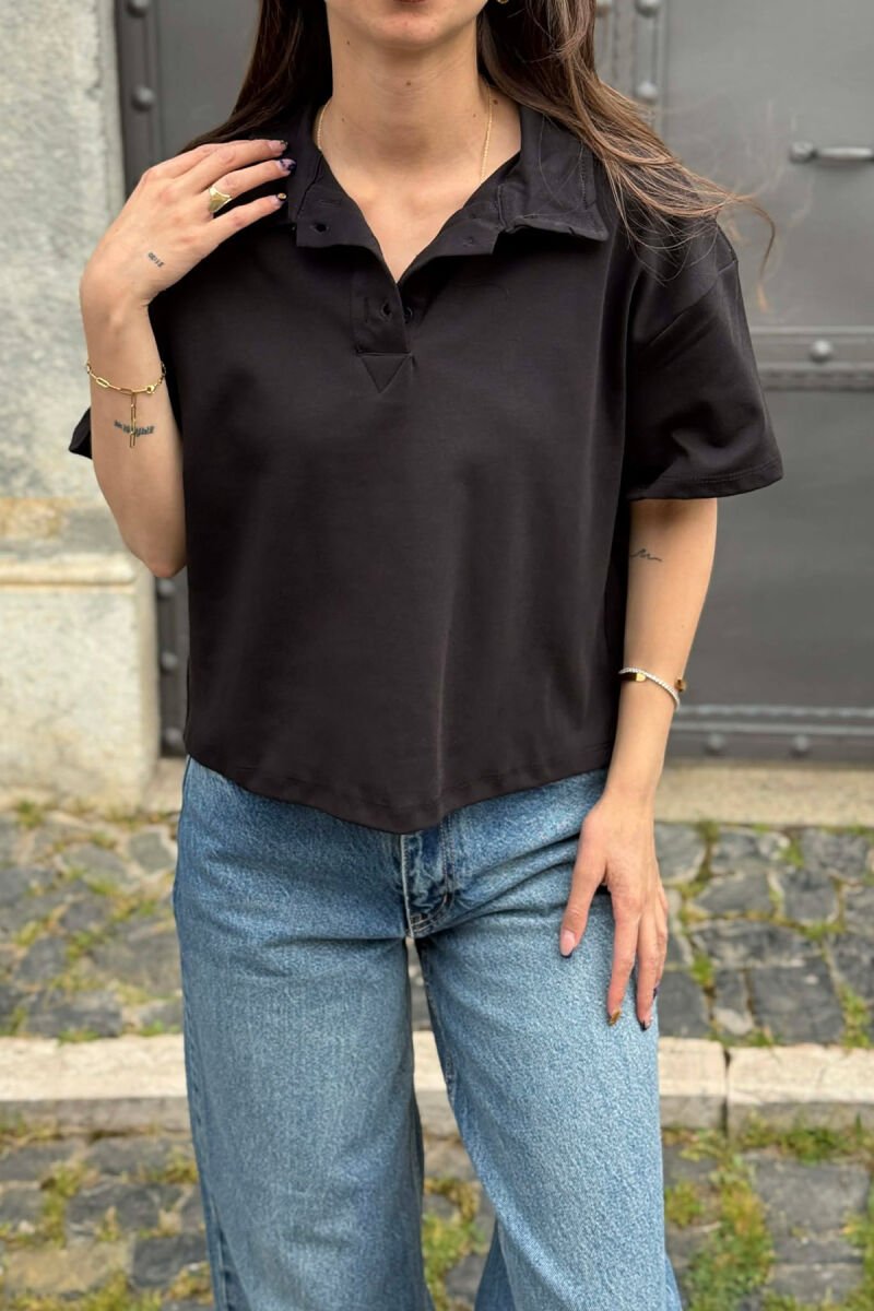 T-SHIRT NJE NGJYRESH ME JAKE POLO PER FEMRA NE NGJYRE TE ZEZE - 4