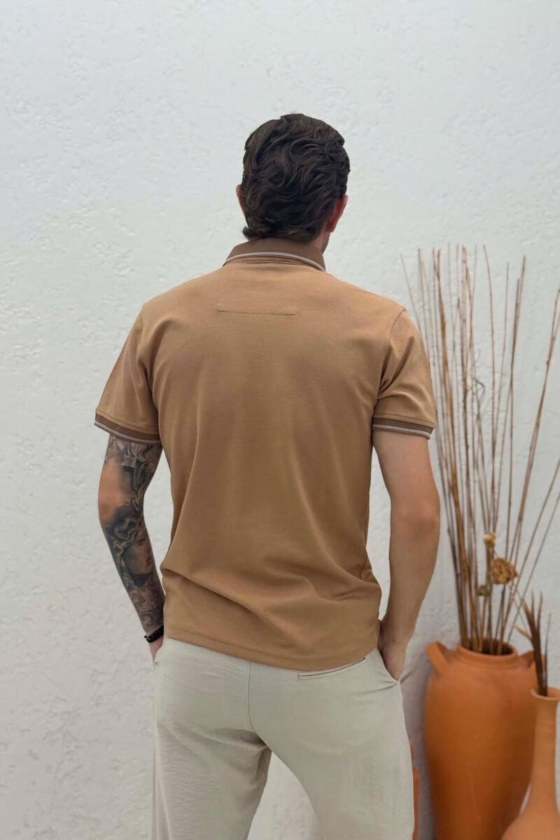 T-SHIRT NJE NGJYRESH ME JAKE POLO PER MEHSKUJ NE NGJYRE KAFE TE ZBARDHUR - 2