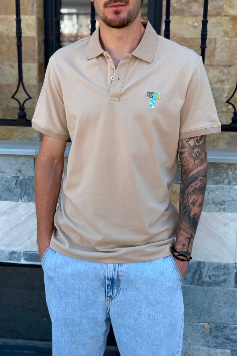 T-SHIRT NJE NGJYRESH ME JAKE POLO PER MESHKUJ NE NGJYRE BEZHE - 2