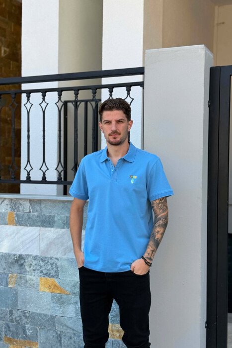 T-SHIRT NJE NGJYRESH ME JAKE POLO PER MESHKUJ NE NGJYRE BLU TE ZBARDHUR 