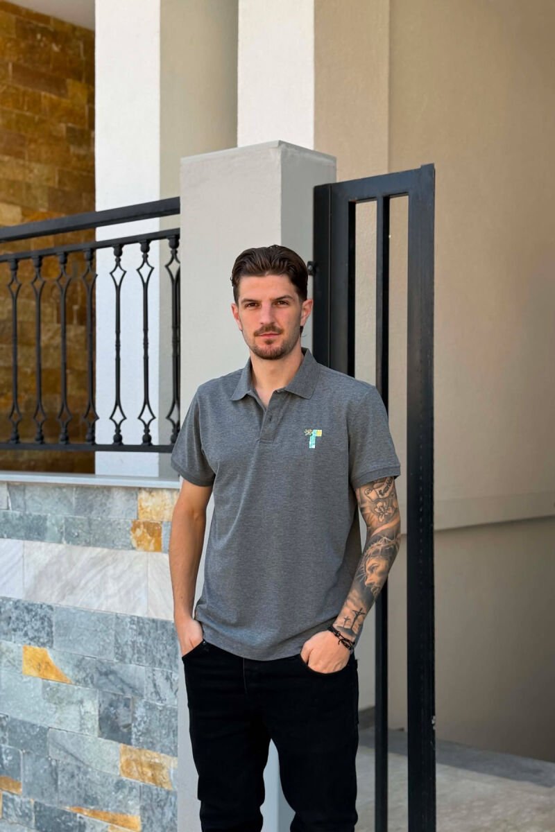 T-SHIRT NJE NGJYRESH ME JAKE POLO PER MESHKUJ NE NGJYRE GRI - 1