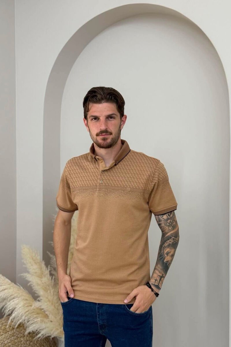 T-SHIRT NJE NGJYRESH ME JAKE POLO PER MESHKUJ NE NGJYRE BEZHE TE ERRET - 1