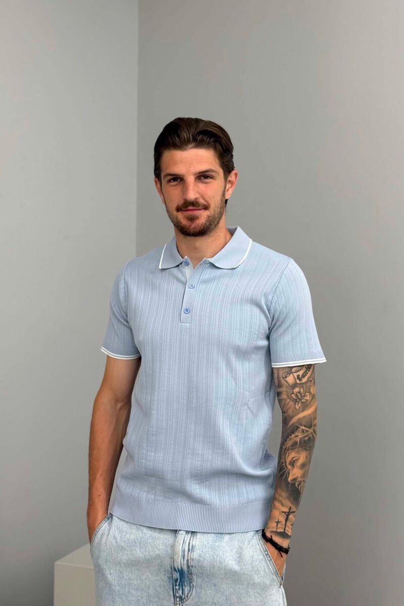 T-SHIRT NJE NGJYRESH ME JAKE POLO PER MESHKUJ NE NGJYRE BLU E ZBARDHUR - 1