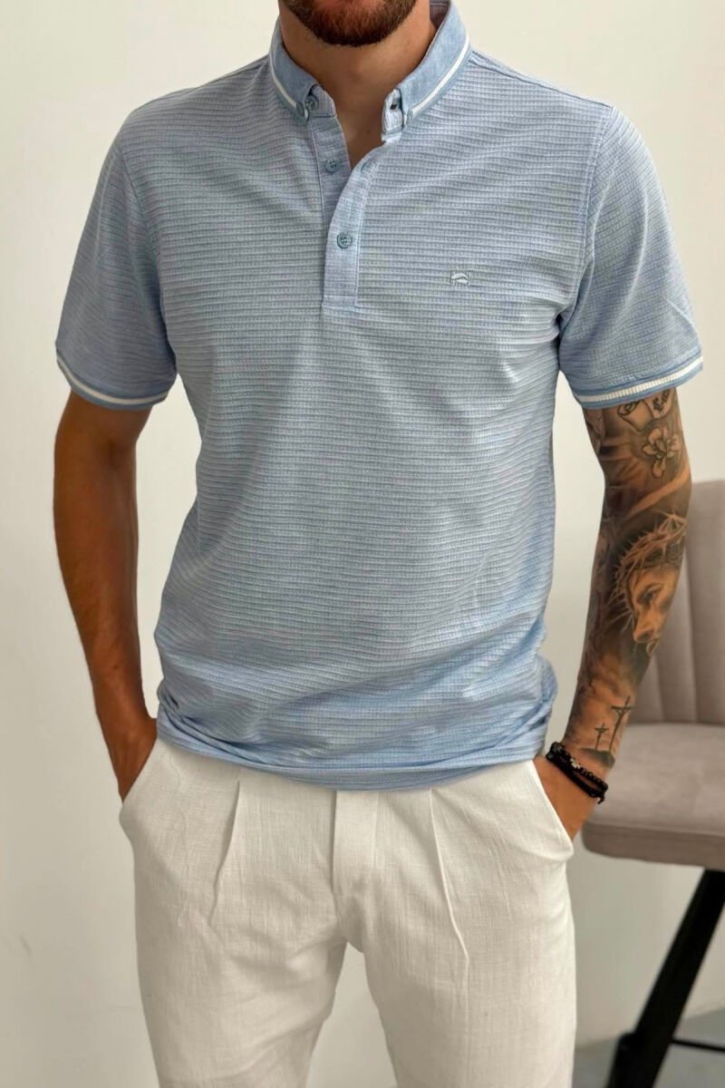T-SHIRT NJE NGJYRESH ME JAKE POLO PER MESHKUJ NE NGJYRE BLU TE ZBARDHUR - 2