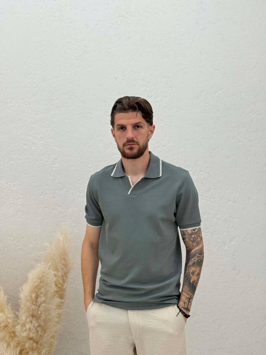 T-SHIRT NJE NGJYRESH ME JAKE POLO PER MESHKUJ NE NGJYRE GRI - 1