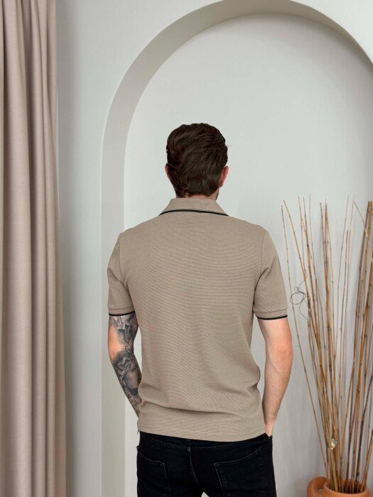 T-SHIRT NJE NGJYRESH ME JAKE POLO PER MESHKUJ NE NGJYRE KAFE TE ZBARDHUR - 2