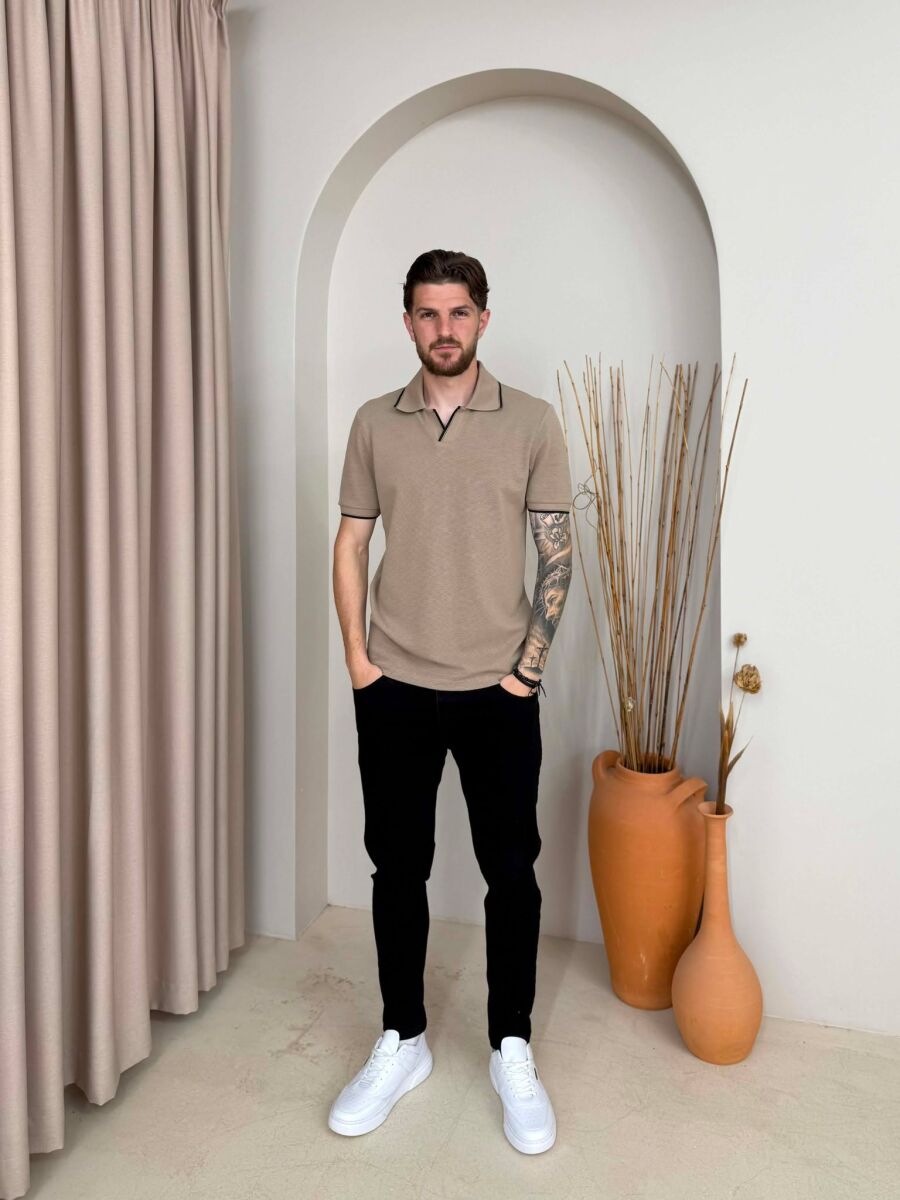 T-SHIRT NJE NGJYRESH ME JAKE POLO PER MESHKUJ NE NGJYRE KAFE TE ZBARDHUR - 4