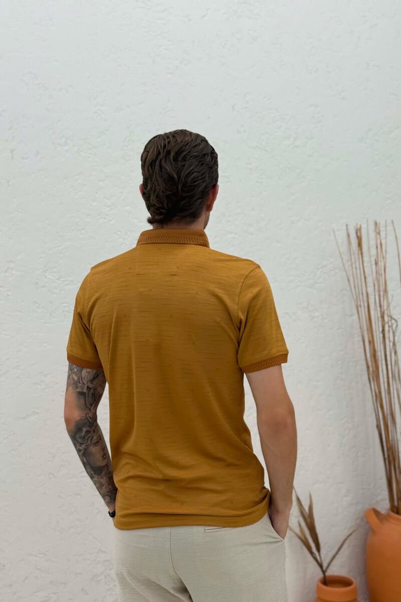 T-SHIRT NJE NGJYRESH ME JAKE POLO PER MESHKUIJ NE NGJYRE KAFE TE ZBARDHUR - 2