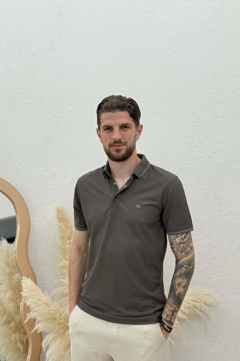T-SHIRT NJE NGJYRESH ME JAKE POLO PER MESHKUJ NE NGJYRE KAFE - 1