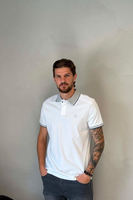 T-SHIRT NJE NGJYRESH ME JAKE POLO PER MESHKUJ NE NGJYRE TE BARDHE - 1