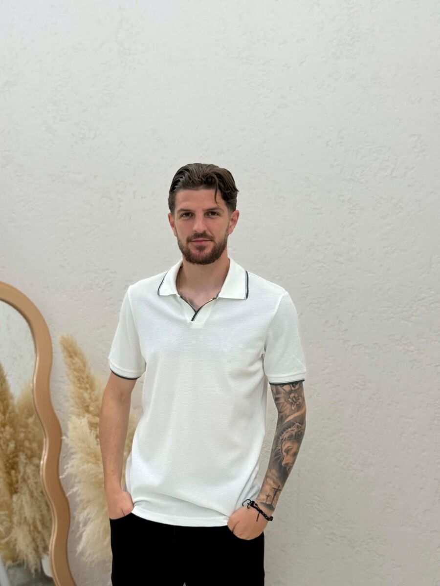 T-SHIRT NJE NGJYRESH ME JAKE POLO PER MESHKUJ NE NGJYRE TE BARDHE - 1