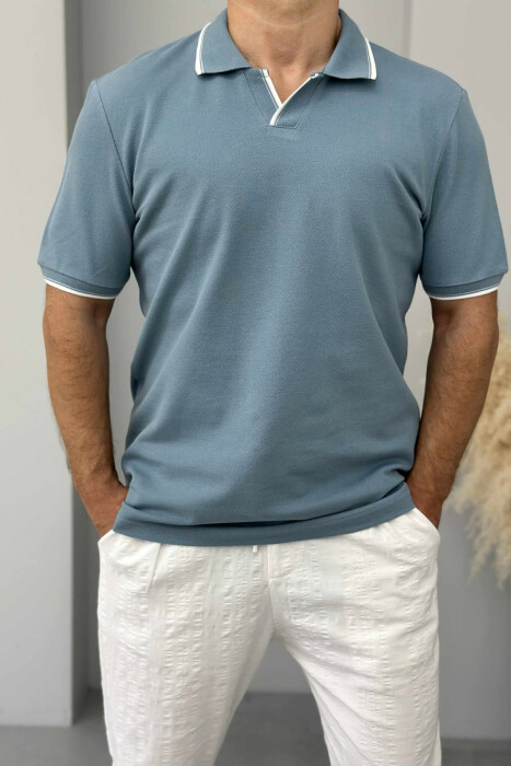 T-SHIRT NJË NGJYRËSH ME JAKË POLO PËR MESHKUJ NË NGJYRËN BLU E ZBARDHUR - 1