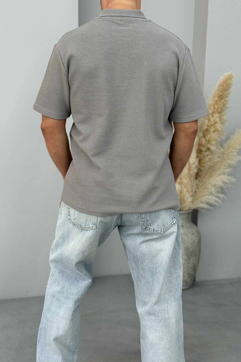 T-SHIRT NJË NGJYRËSH ME JAKË POLO PËR MESHKUJ NË NGJYRËN GRI - 4