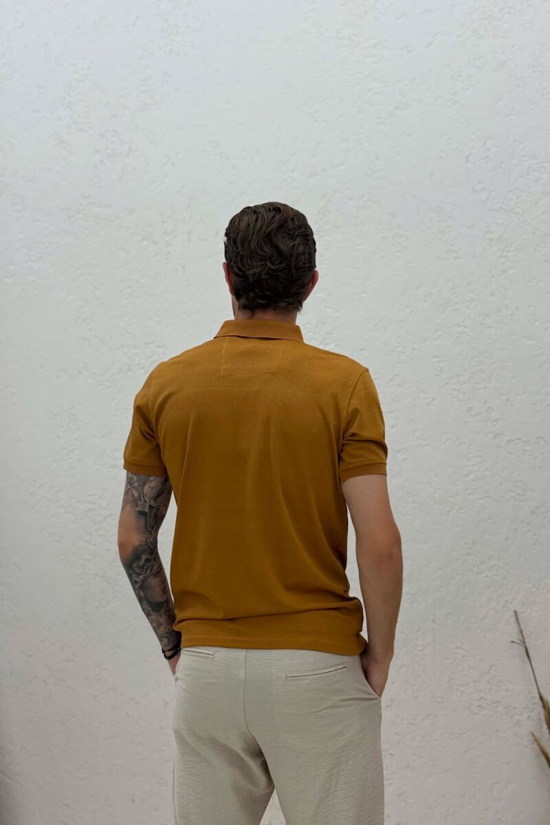 T-SHIRT NJE NGJYRESH ME JAKE POLO PER MESHKUJ NE NGJYRE KAFE TE ZBARDHUR - 2