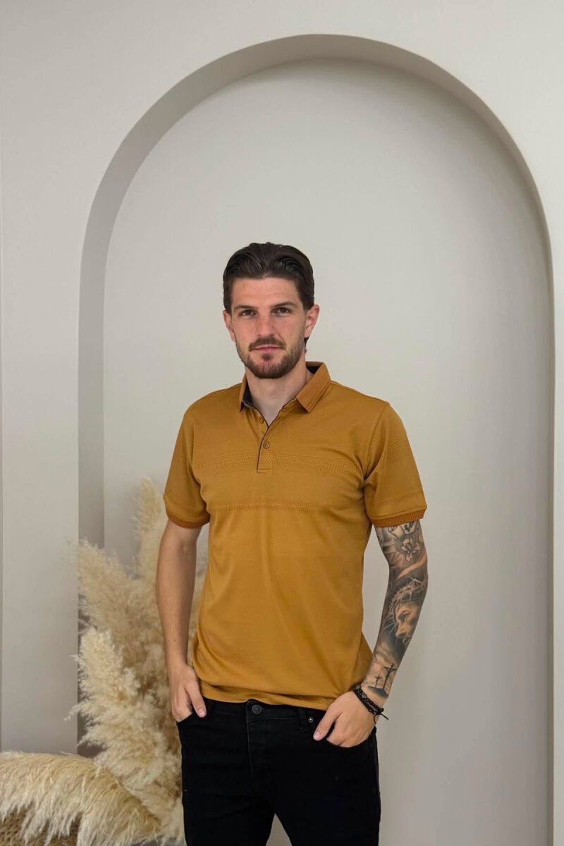 T-SHIRT NJE NGJYRESH ME JAKE POLO PER MESHKUJ NE NGJYRE KAFE TE ZBARDHUR - 1