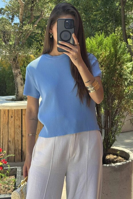 T-SHIRT NJE NGJYRESH ME JAKE TE RRUMBULLAKET PER FEMRA NE NGJYRE BLU TE ZBARDHUR - 3