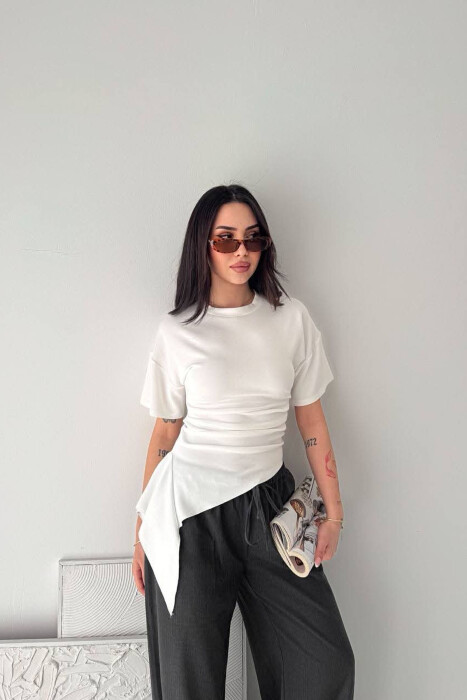 T-SHIRT NJE NGJYRESH ME JAKE TE RRUMBULLAKET PER FEMRA NE NGJYRE TE BARDHE - KLAUDIO FASHION