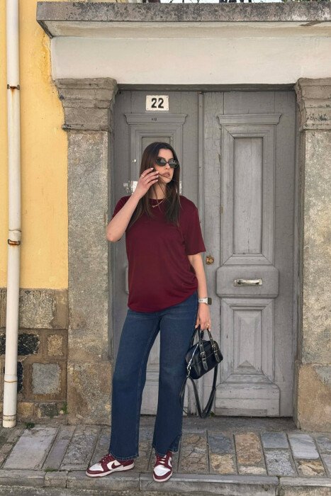 T-SHIRT NJE NGJYRESH ME JAKE TE RRUMBULLAKET PER FEMRA NE NGJYRE VISHNJE + 6 PALE ÇORAPE DHURATE - 4