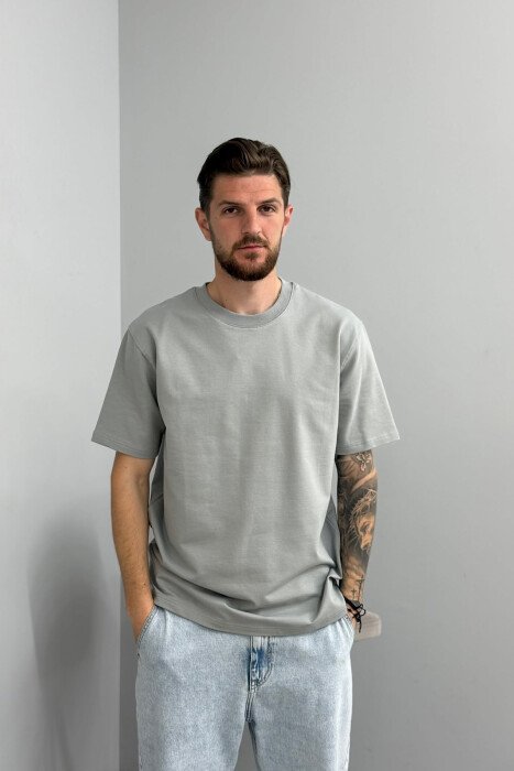 T-SHIRT NJE NGJYRESH ME JAKE TE RRUMBULLAKET PER MESHKUJ NE NGJYRE GRI - KLAUDIO FASHION