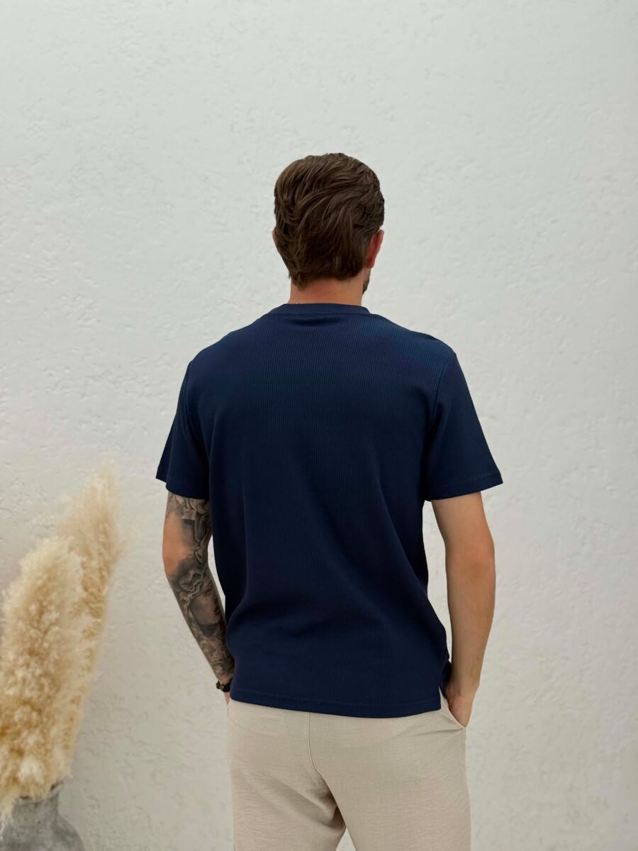 T-SHIRT ME JAKE TE RRUMBULLAKET PER MESHKUJ NE NGJYRE BLU - 2