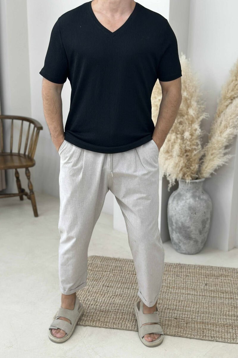 T-SHIRT NJË NGJYRËSH ME JAKË V PËR MESHKUJ NË NGJYRËN E ZEZË - 1