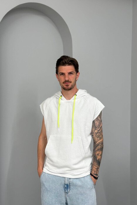 T-SHIRT NJË NGJYRËSH ME KAPUÇ PËR MESHKUJ NË NGJYRËN E BARDHË 