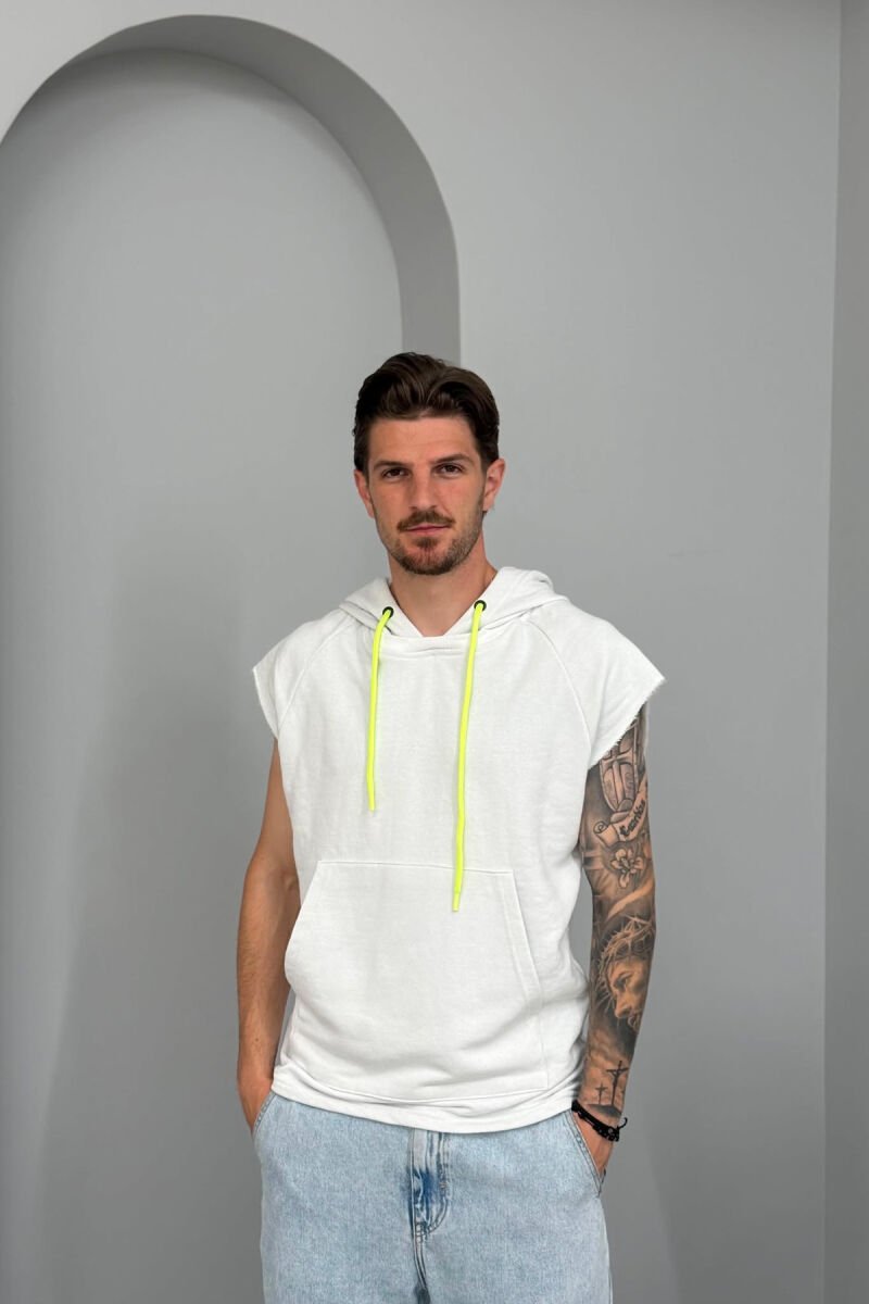 T-SHIRT NJË NGJYRËSH ME KAPUÇ PËR MESHKUJ NË NGJYRËN E BARDHË - 1